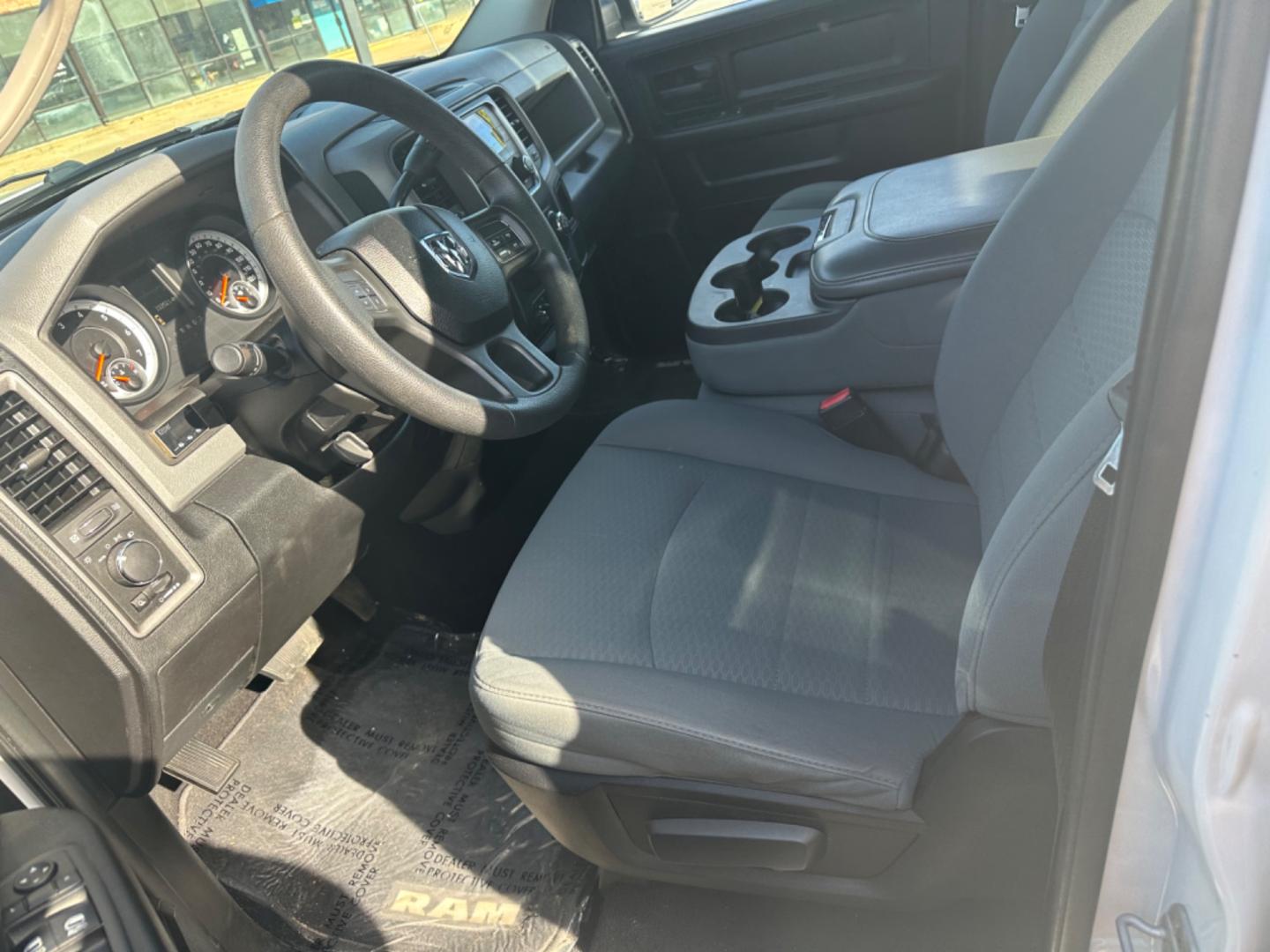 2013 RAM 1500 Tradesman Quad Cab 4WD (1C6RR7FT8DS) with an 5.7L V8 OHV 16V engine, 6-Speed Automatic transmission, located at 419 N 18th St., Monroe, LA, 71201, (318) 410-9250, 32.514370, -92.105133 - Photo#1